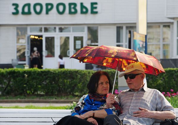 Moscovitas se refrescan en las fuentes para combatir el inusual calor - Sputnik Mundo