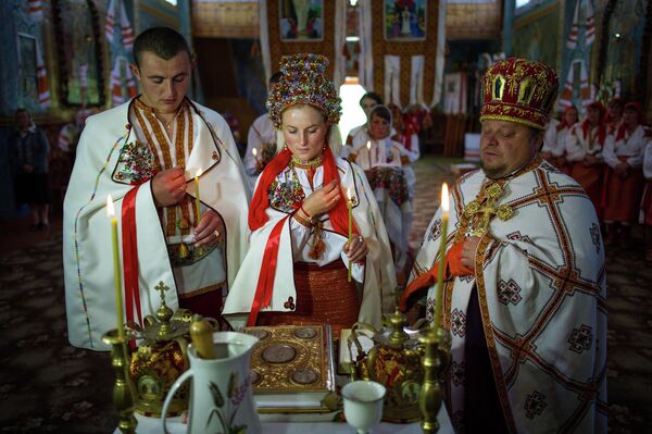 Boda tradicional en Ucrania de los Cárpatos - Sputnik Mundo