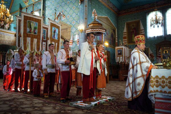 Boda tradicional en Ucrania de los Cárpatos - Sputnik Mundo