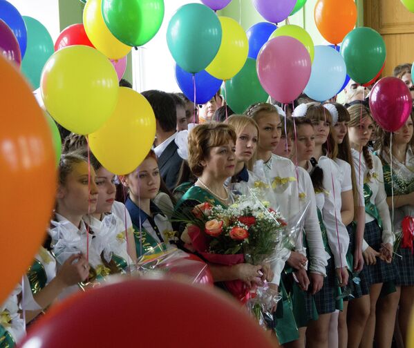 La fiesta del 'último timbre' en las escuelas de Vladivostok - Sputnik Mundo