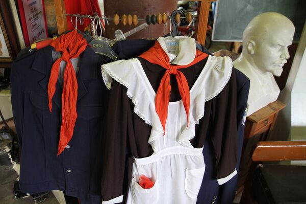 Uniformes expuestos en el ‘rincón del escolar’ - Sputnik Mundo