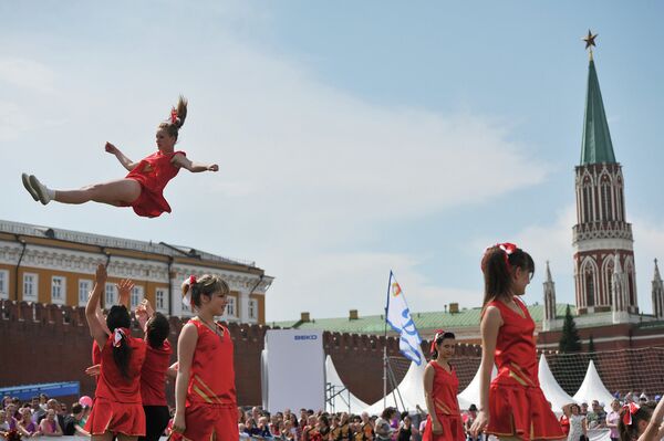 Acrobacias y pirámides humanas en el festival de equipos de cheerleading en Moscú - Sputnik Mundo