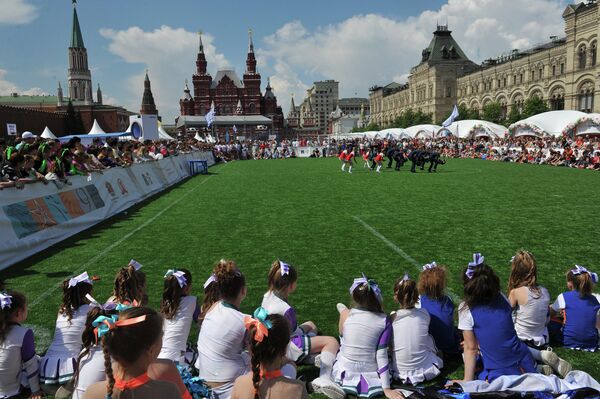 Acrobacias y pirámides humanas en el festival de equipos de cheerleading en Moscú - Sputnik Mundo