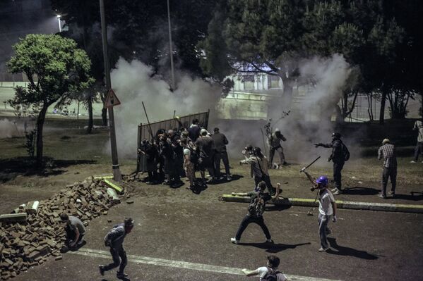 Enfrentamientos entre manifestantes y policía en Estambul - Sputnik Mundo