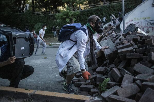 Enfrentamientos entre manifestantes y policía en Estambul - Sputnik Mundo