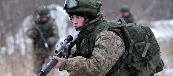 Los militares demuestran el traje blindado Rátnik, de fabricación rusa, durante unos ejercicios - Sputnik Mundo