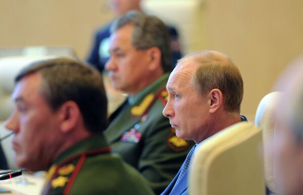 Valeri Guerásimov, Serguei Shoigu y Vladímir Putin - Sputnik Mundo