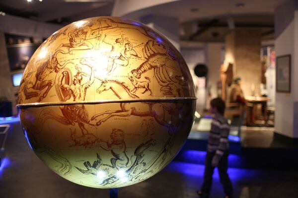 Globo terráqueo, inventado por el astrónomo Johannes Hevelius en el siglo XVII. Fabricado en el siglo XX Globo terráqueo, inventado por el astrónomo Johannes Hevelius en el siglo XVII. Fabricado en el siglo XX - Sputnik Mundo