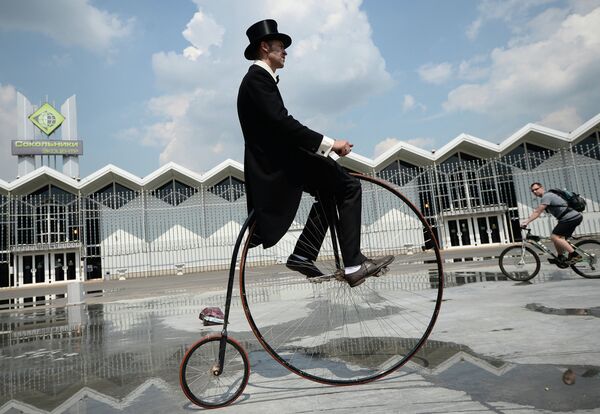 Desfile ciclista retro en Moscú - Sputnik Mundo