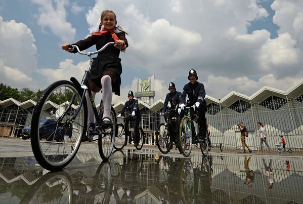 Desfile ciclista retro en Moscú - Sputnik Mundo