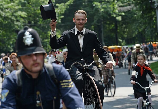 Desfile ciclista retro en Moscú - Sputnik Mundo
