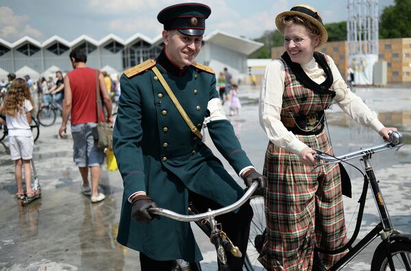 Desfile ciclista retro en Moscú - Sputnik Mundo