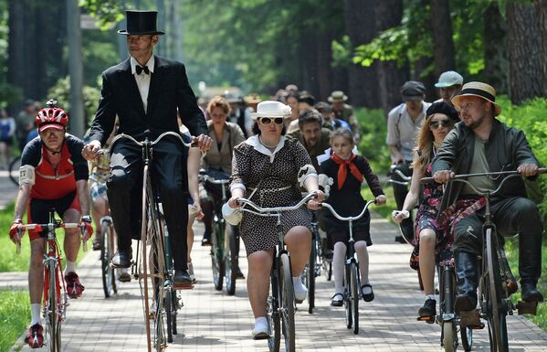 Desfile ciclista retro en Moscú - Sputnik Mundo