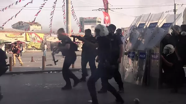 Policía dispersa con balas de goma a manifestantes en Estambul - Sputnik Mundo