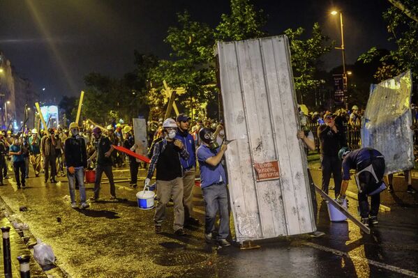 Policía dispersa a manifestantes en el parque Gezi de Estambul - Sputnik Mundo