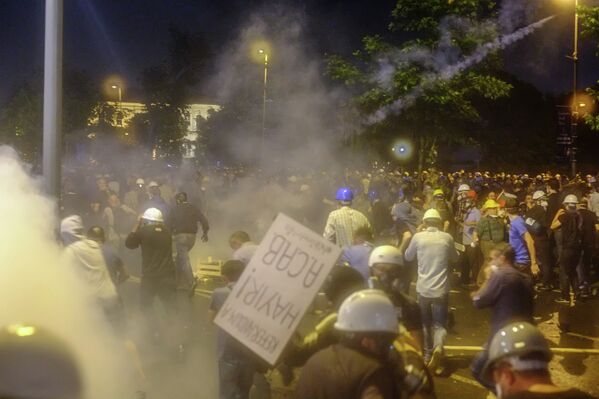 Policía dispersa a manifestantes en el parque Gezi de Estambul - Sputnik Mundo