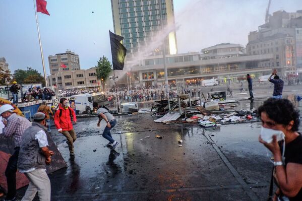 Policía dispersa a manifestantes en el parque Gezi de Estambul - Sputnik Mundo