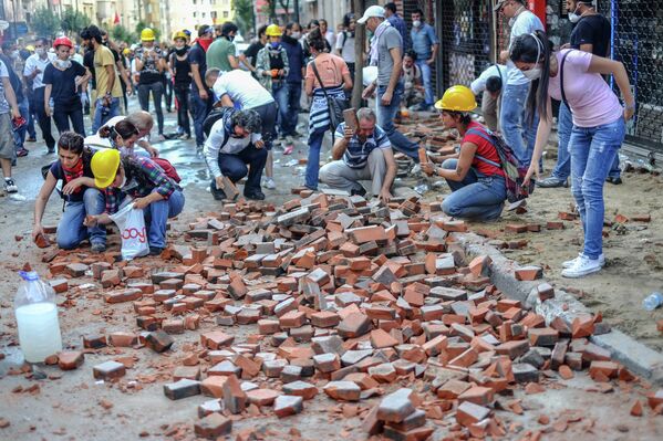 Policía dispersa a manifestantes en el parque Gezi de Estambul - Sputnik Mundo