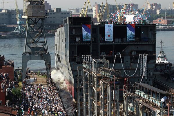Astillero de San Petersburgo bota parte de portahelicópteros Mistral para la Armada rusa - Sputnik Mundo