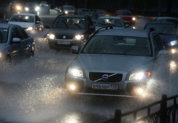 Calles y metro de Moscú inundados por fuerte lluvia - Sputnik Mundo