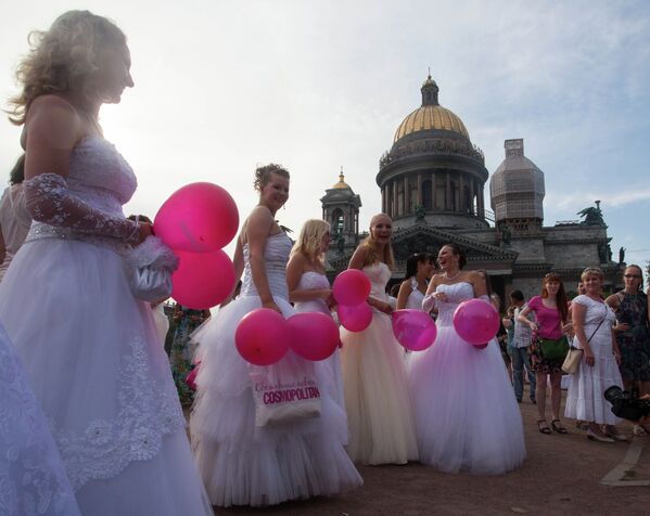 Flashmob Novias a la Fuga en el centro de San Petersburgo - Sputnik Mundo