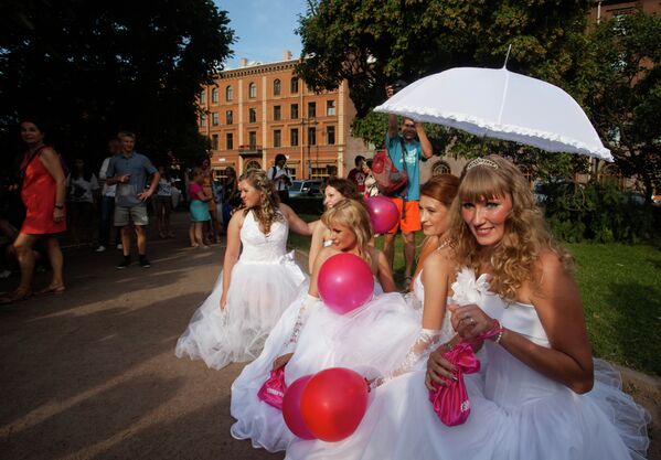 Flashmob Novias a la Fuga en el centro de San Petersburgo - Sputnik Mundo