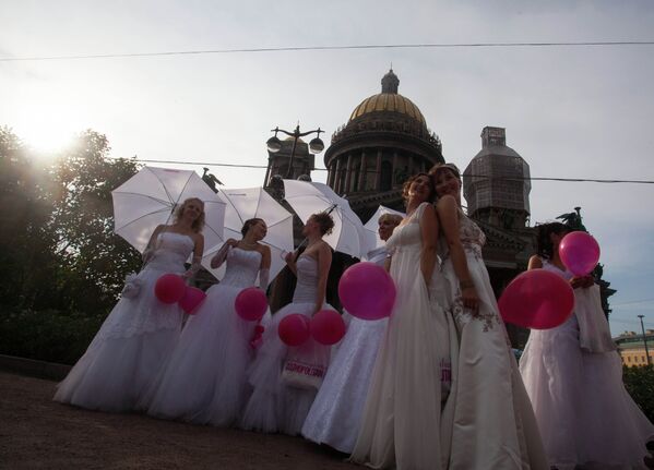 Flashmob Novias a la Fuga en el centro de San Petersburgo - Sputnik Mundo