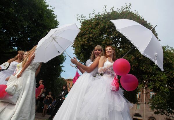 Flashmob Novias a la Fuga en el centro de San Petersburgo - Sputnik Mundo