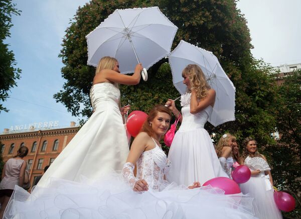 Flashmob Novias a la Fuga en el centro de San Petersburgo - Sputnik Mundo