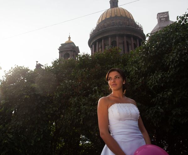 Flashmob Novias a la Fuga en el centro de San Petersburgo - Sputnik Mundo