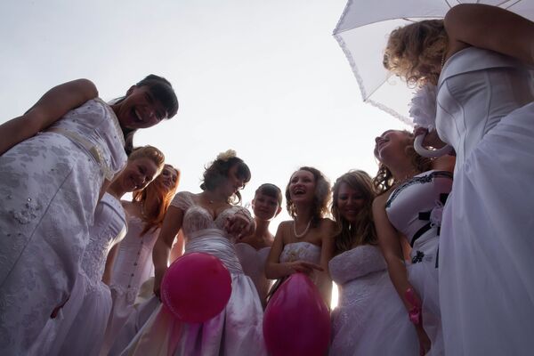 Flashmob Novias a la Fuga en el centro de San Petersburgo - Sputnik Mundo