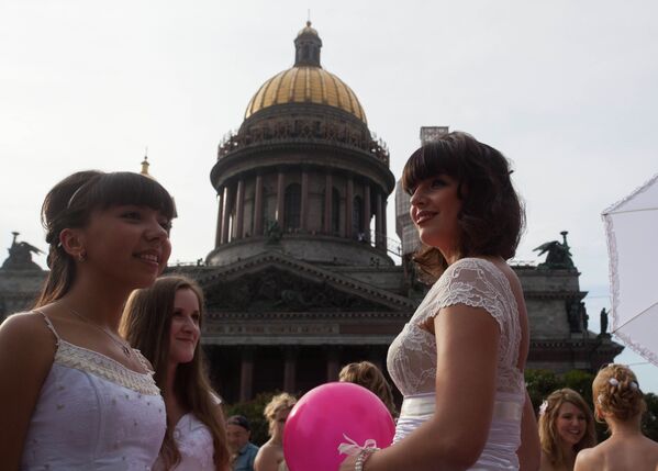 Flashmob Novias a la Fuga en el centro de San Petersburgo - Sputnik Mundo