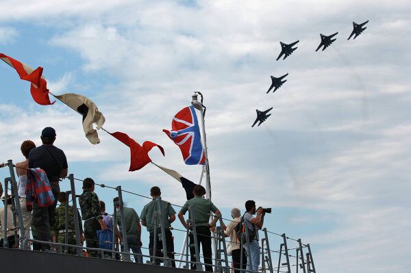 El Salón Naval de San Petersburgo cierra con espectáculo aéreo - Sputnik Mundo