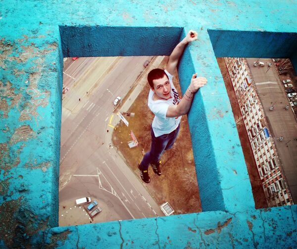 Serguei Semionov en un rascacielos en Schukinskaya - Sputnik Mundo