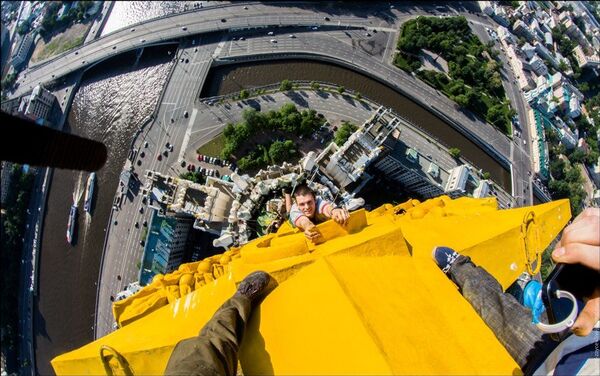 Grisha “El Mustang”, colgado de la estrella del malecón de Kotélnicheskaya - Sputnik Mundo