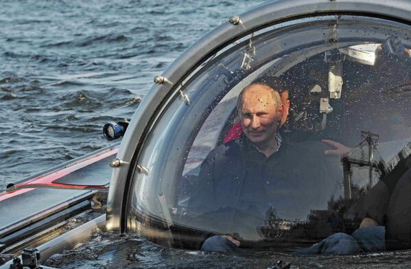 Putin se sumerge en el mar a bordo de un batiscafo - Sputnik Mundo