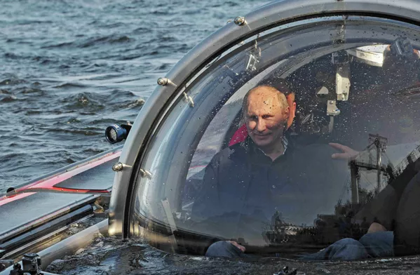 Putin se sumerge en el mar a bordo de un batiscafo Putin se sumerge en el mar a bordo de un batiscafo - Sputnik Mundo