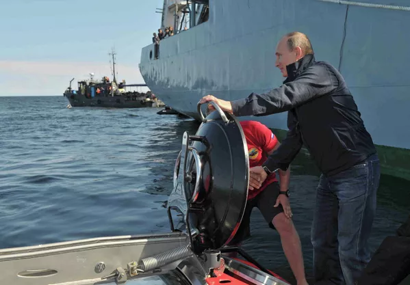Putin se sumerge en el mar a bordo de un batiscafo Putin se sumerge en el mar a bordo de un batiscafo - Sputnik Mundo