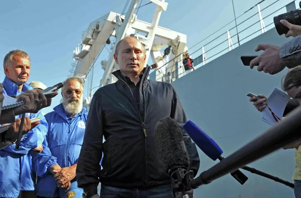 Putin se sumerge en el mar a bordo de un batiscafo Putin se sumerge en el mar a bordo de un batiscafo - Sputnik Mundo