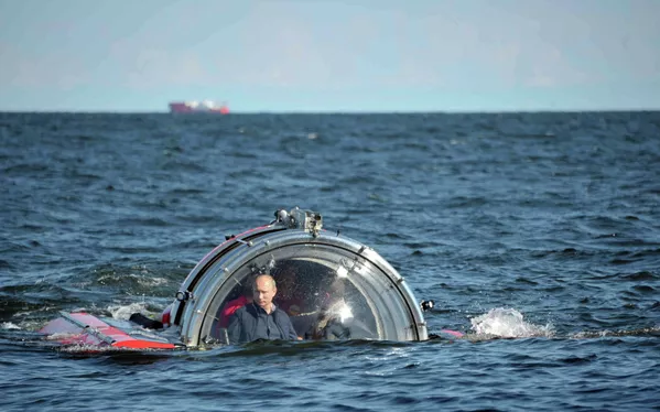 Putin se sumerge en el mar a bordo de un batiscafo Putin se sumerge en el mar a bordo de un batiscafo - Sputnik Mundo