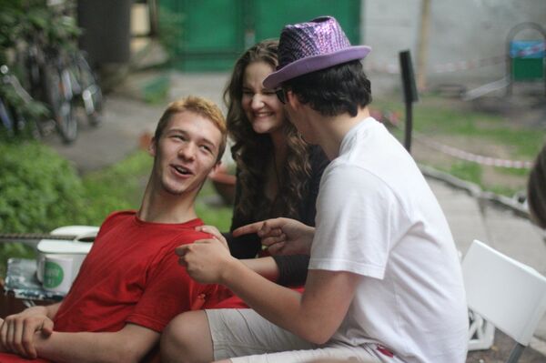 Muchos jóvenes artistas utilizan los anticafés para presentar sus proyectos - Sputnik Mundo