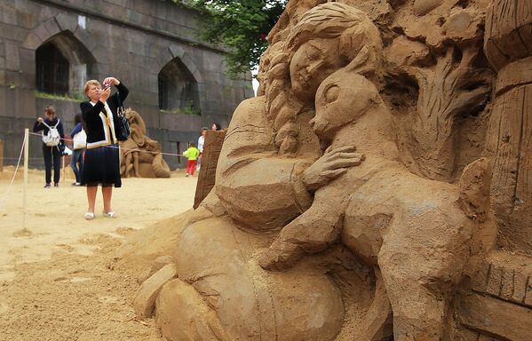 Un elefante indio y otras esculturas de arena en San Petersburgo - Sputnik Mundo