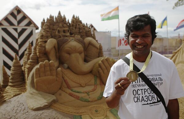 Un elefante indio y otras esculturas de arena en San Petersburgo - Sputnik Mundo