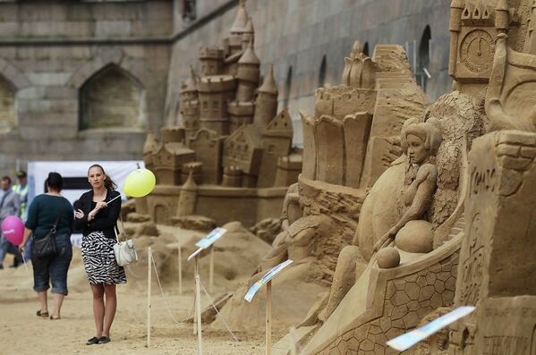 Un elefante indio y otras esculturas de arena en San Petersburgo - Sputnik Mundo