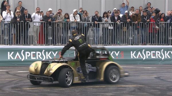 Pilotos hacen bailar autos y exhiben su maestría en el Moscow City Racing - Sputnik Mundo