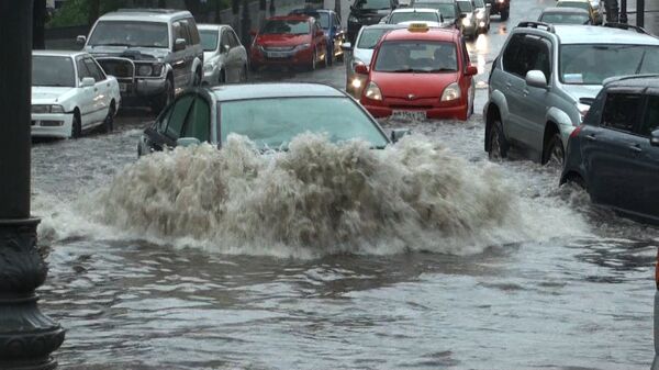 Ciclón convierte en lago el centro de la ciudad rusa de Vladivostok - Sputnik Mundo