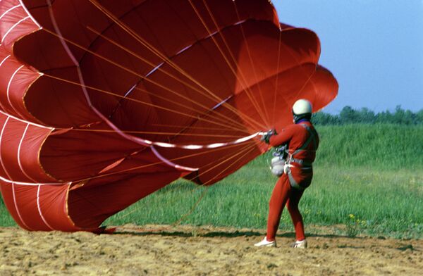 Paracaidismo, de la Rusia imperial a la actualidad - Sputnik Mundo