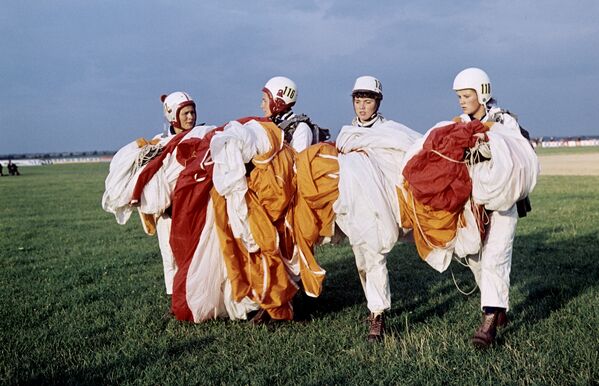 Paracaidismo, de la Rusia imperial a la actualidad - Sputnik Mundo