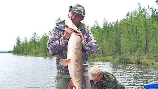 Putin da un beso al enorme lucio capturado en Siberia - Sputnik Mundo