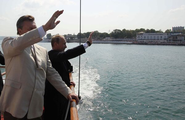 Víctor Yanukóvich y Vladímir Putin - Sputnik Mundo